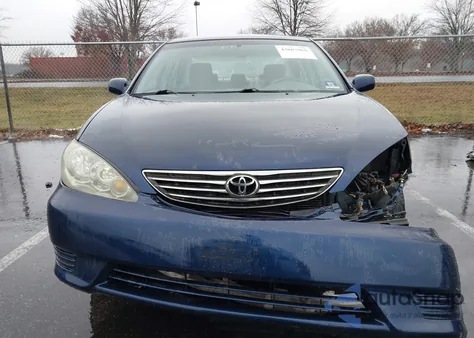 2005 Toyota Camry Le z USA, uszkodzony, nr VIN 4T1BE30K25U049001